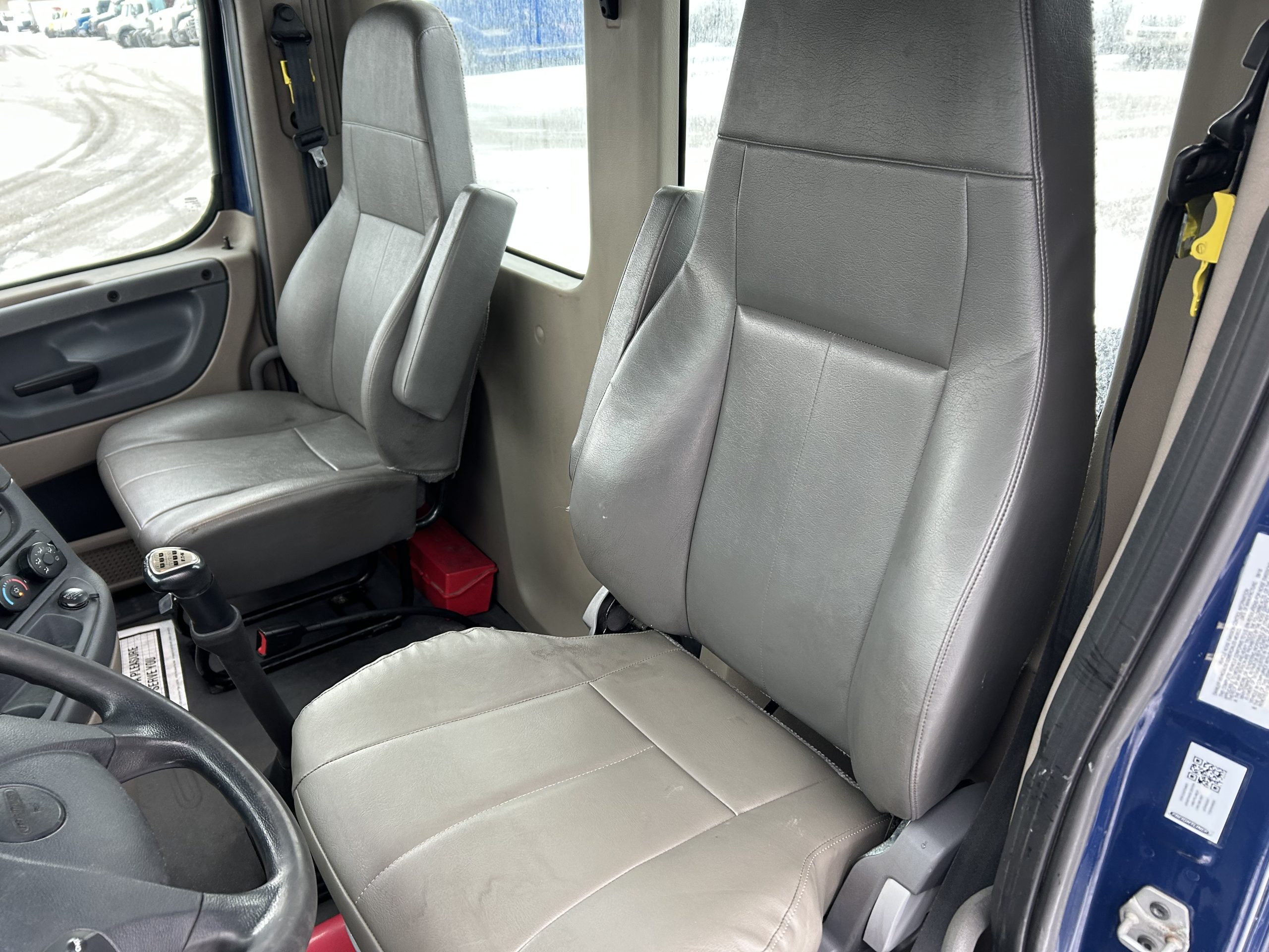 2018 Freightliner CA125 2018 Freightliner CA125 - image 5 of 6