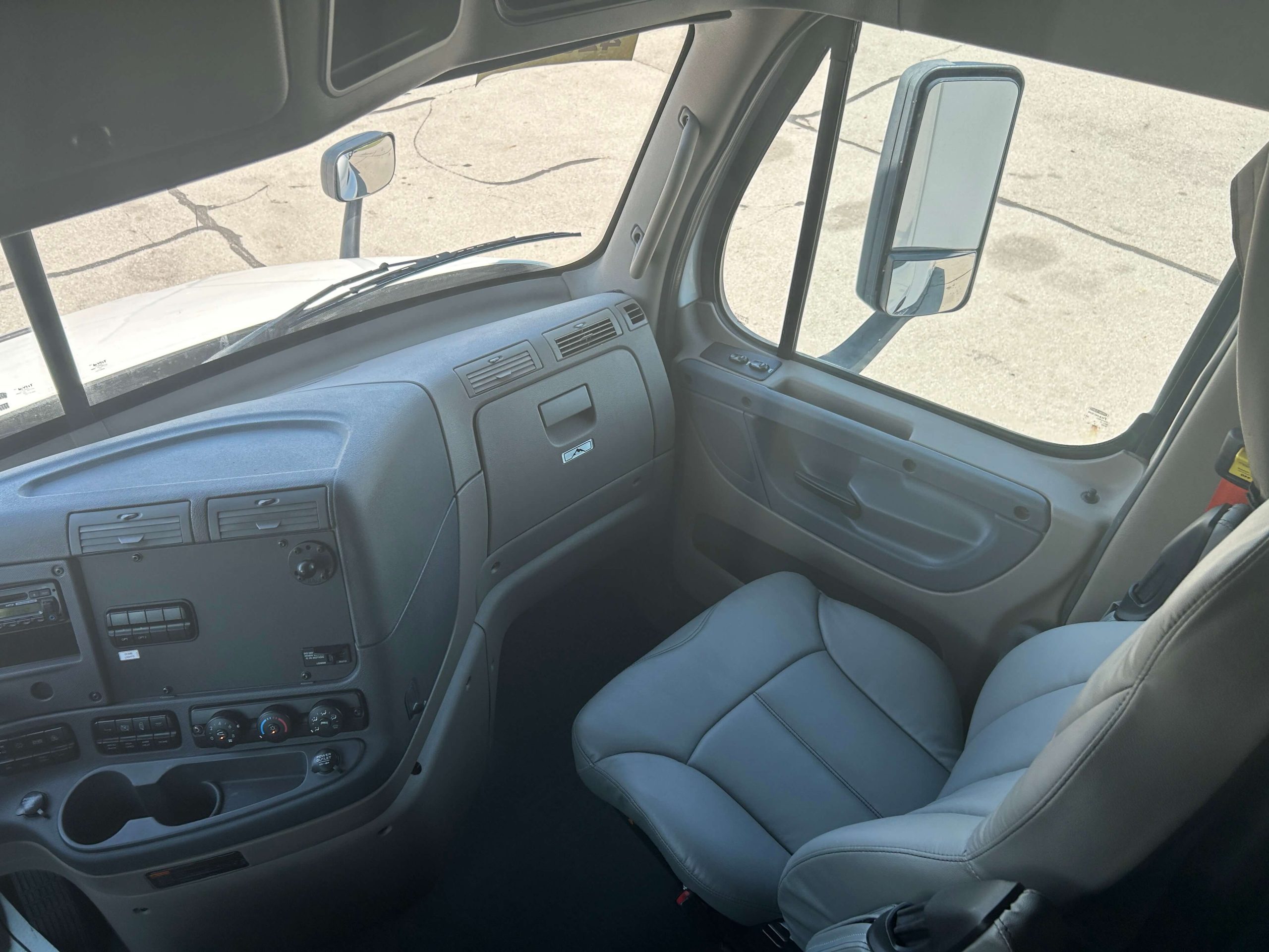 2016 Freightliner CA113 2016 Freightliner CA113 - image 5 of 6