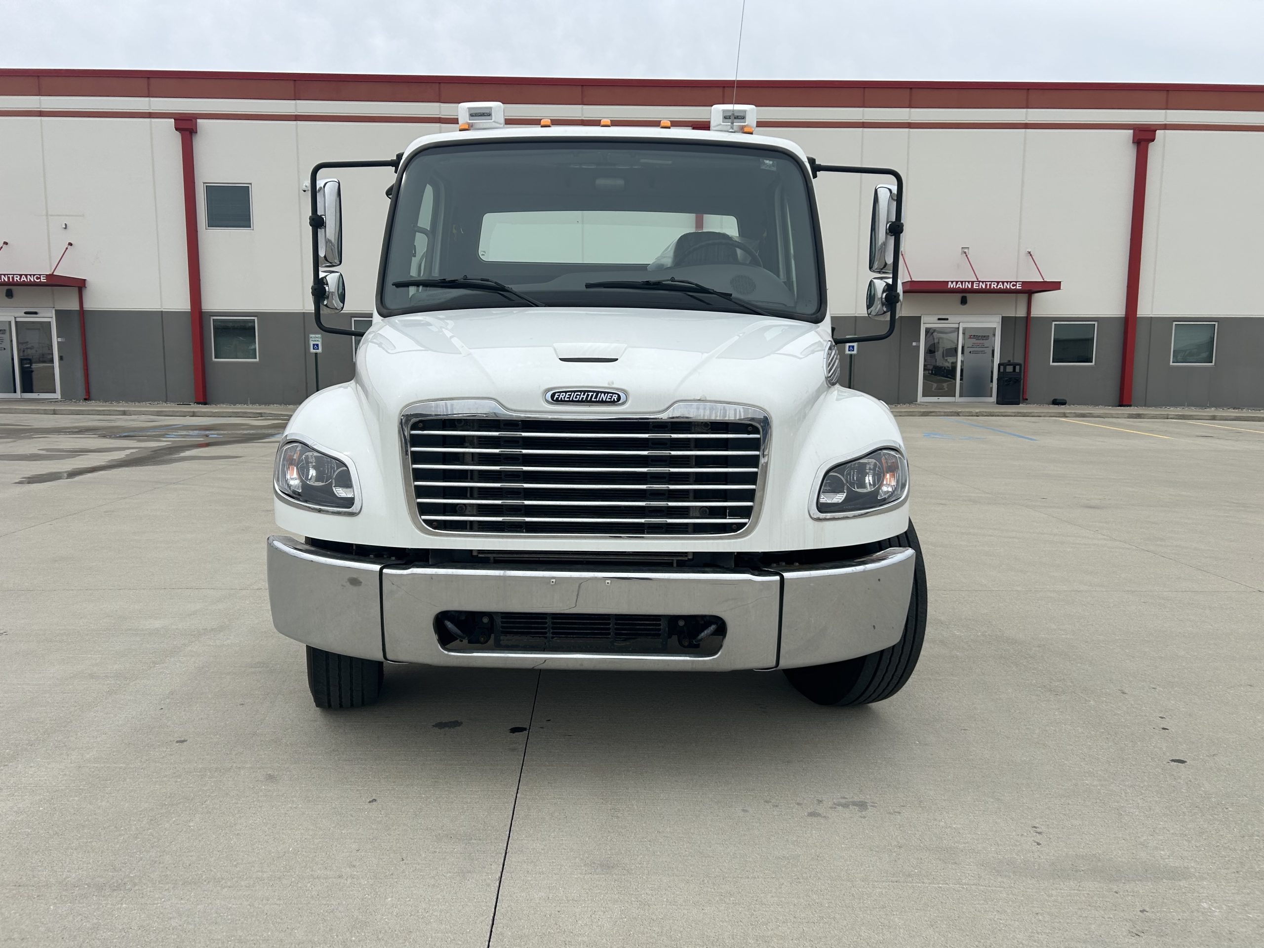 2023 Freightliner M2 106 2023 Freightliner M2 106 - image 2 of 6