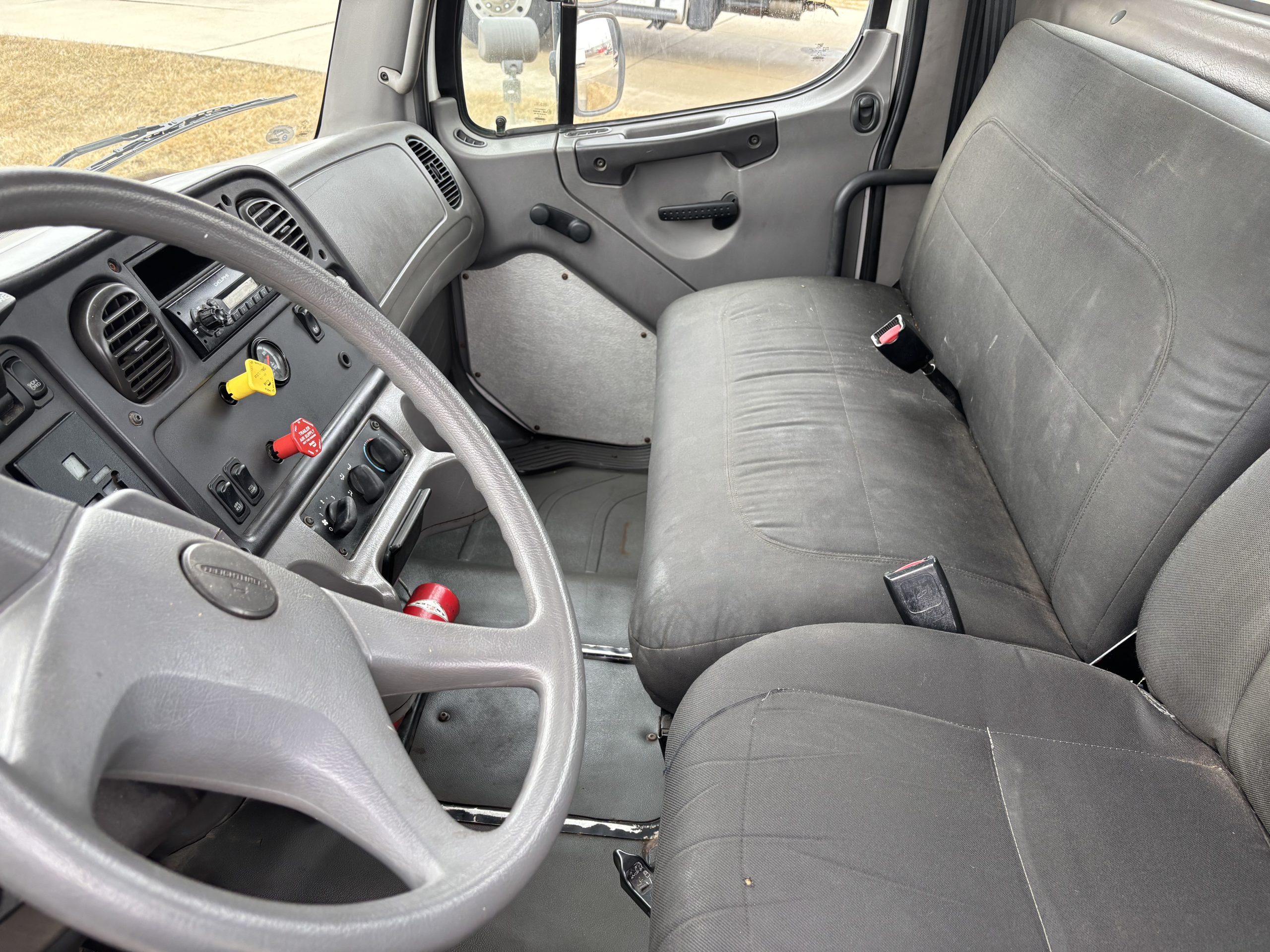 2005 Freightliner M2 106 2005 Freightliner M2 106 - image 5 of 6