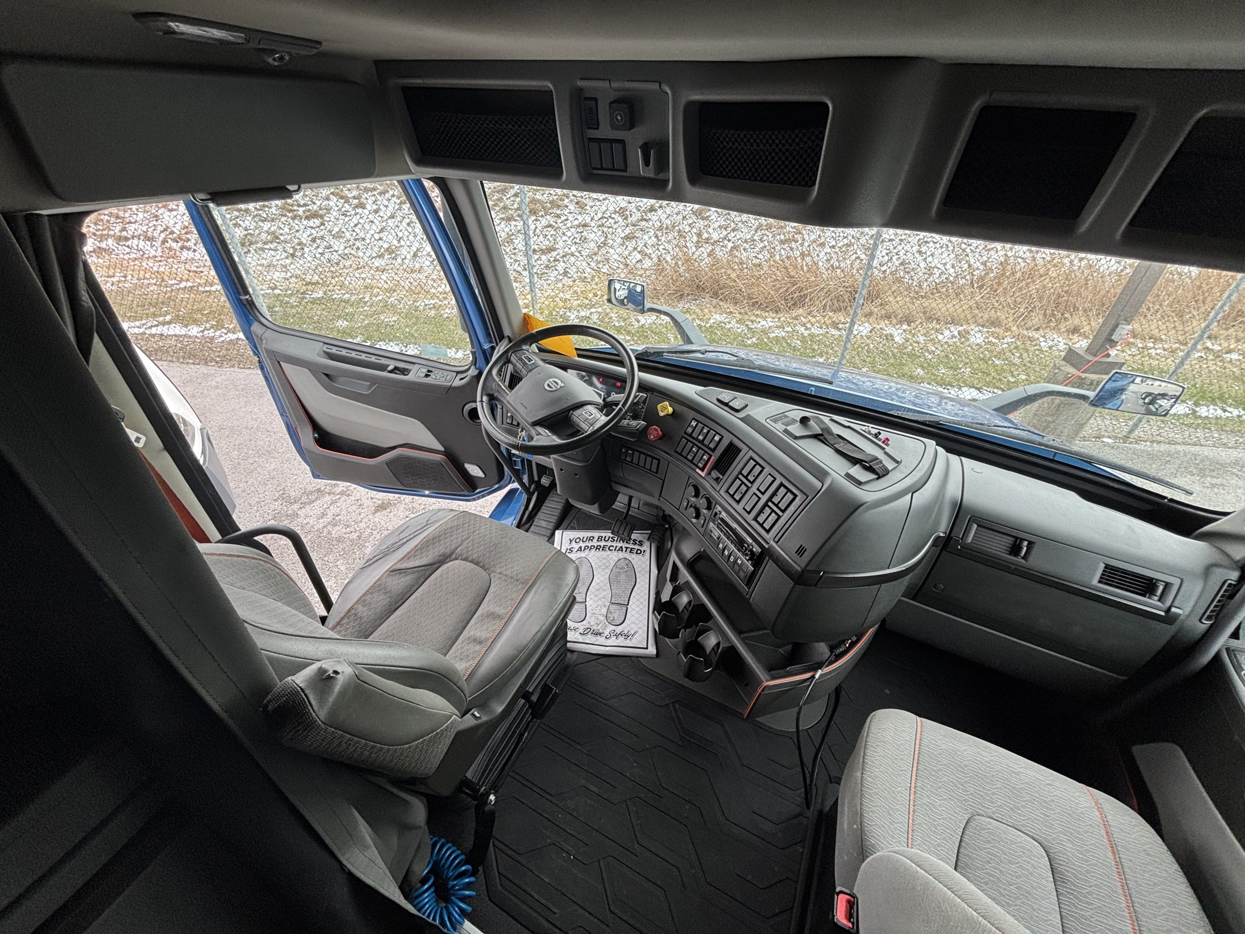 2023 Volvo VNR640 2023 Volvo VNR640 - image 1 of 6