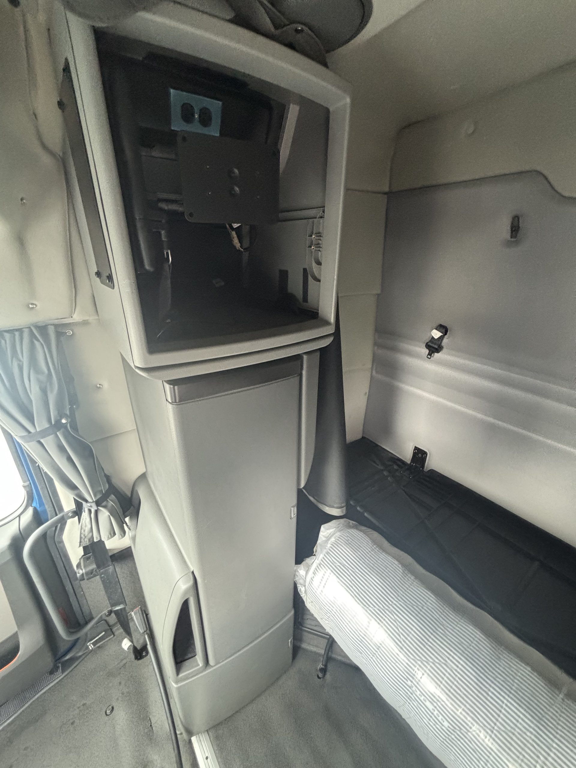 2023 Volvo VNR640 2023 Volvo VNR640 - image 6 of 6