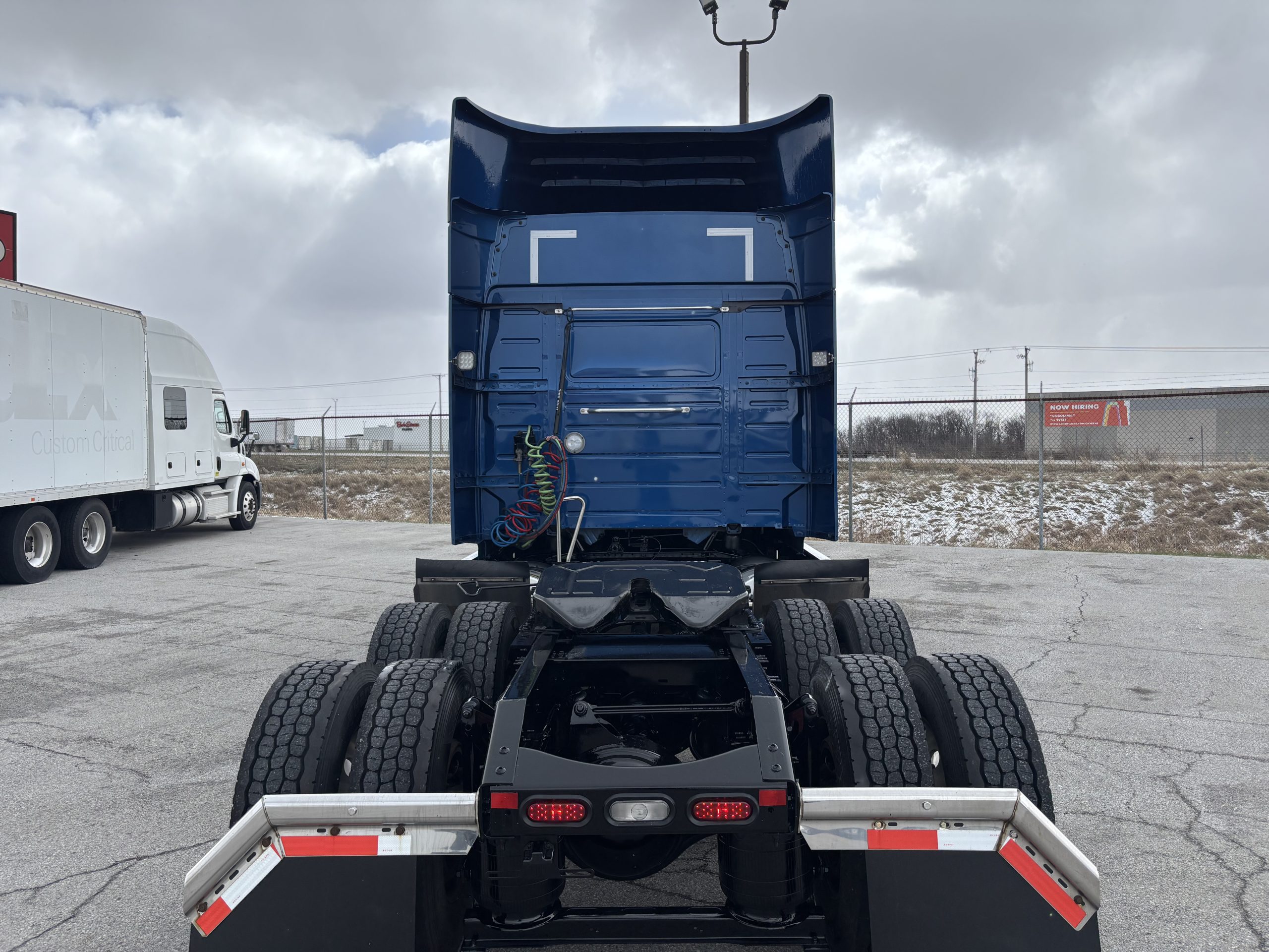 2023 Volvo VNR640 2023 Volvo VNR640 - image 4 of 6