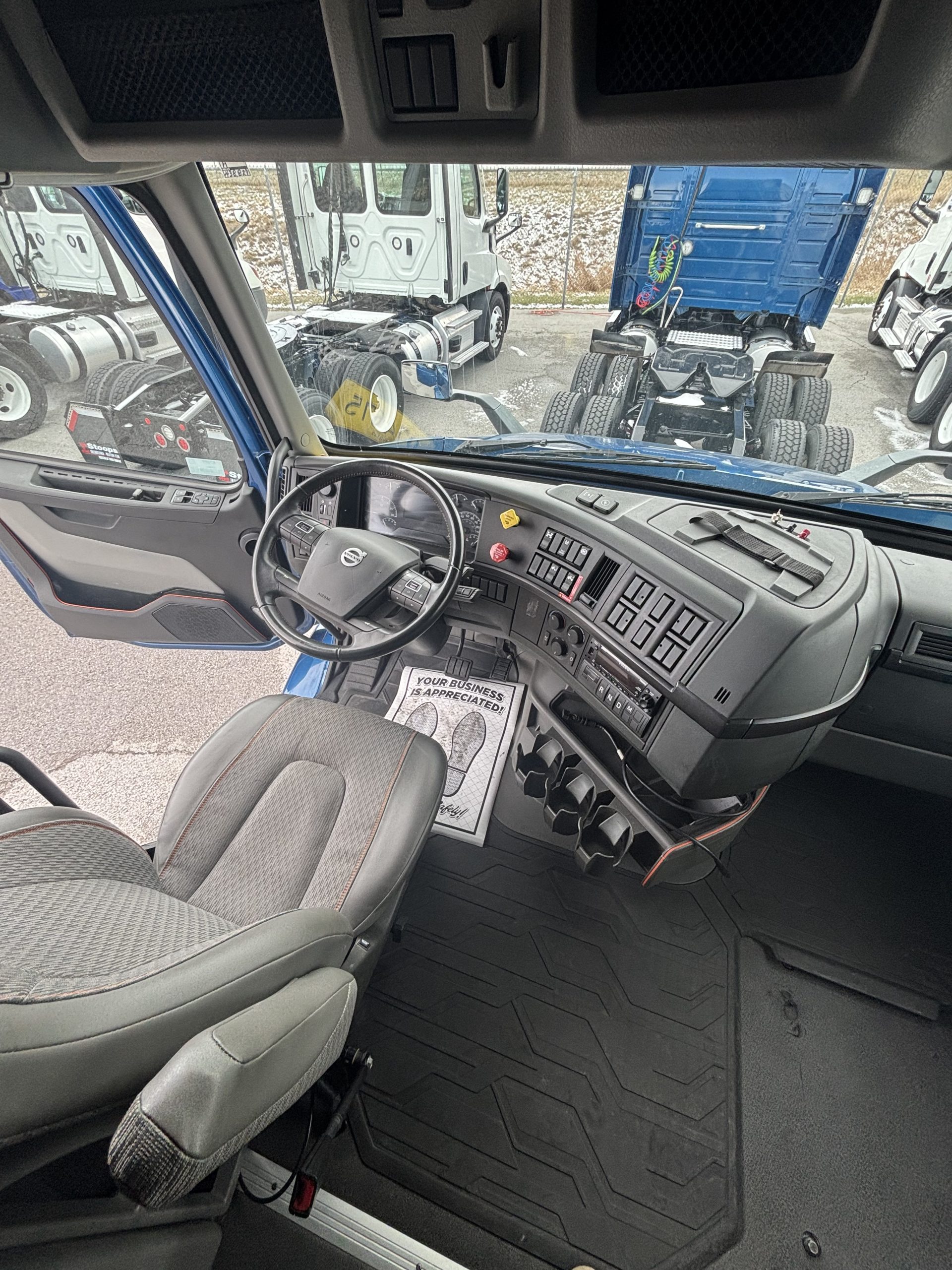 2023 Volvo VNR640 2023 Volvo VNR640 - image 5 of 6