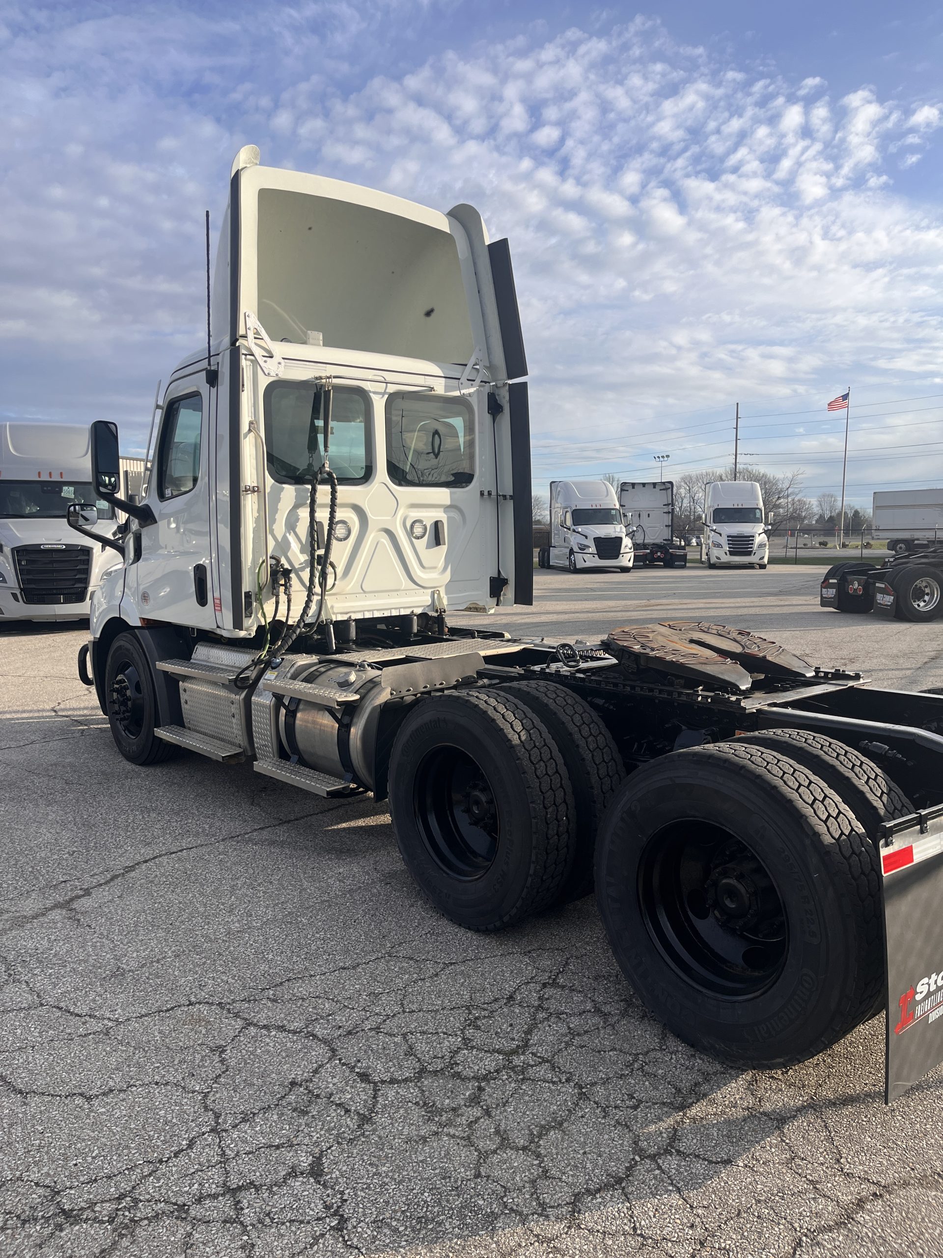 2021 Freightliner PE116DC 2021 Freightliner PE116DC - image 3 of 6