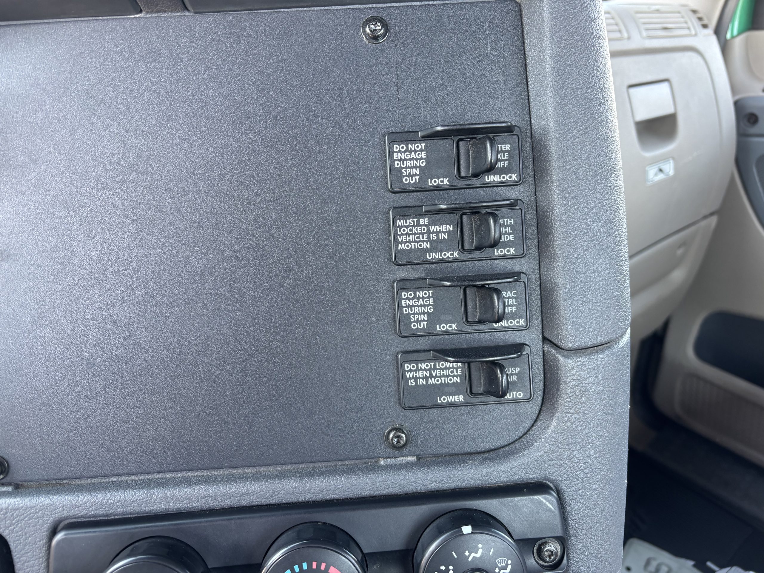 2017 Freightliner CA113 2017 Freightliner CA113 - image 4 of 6