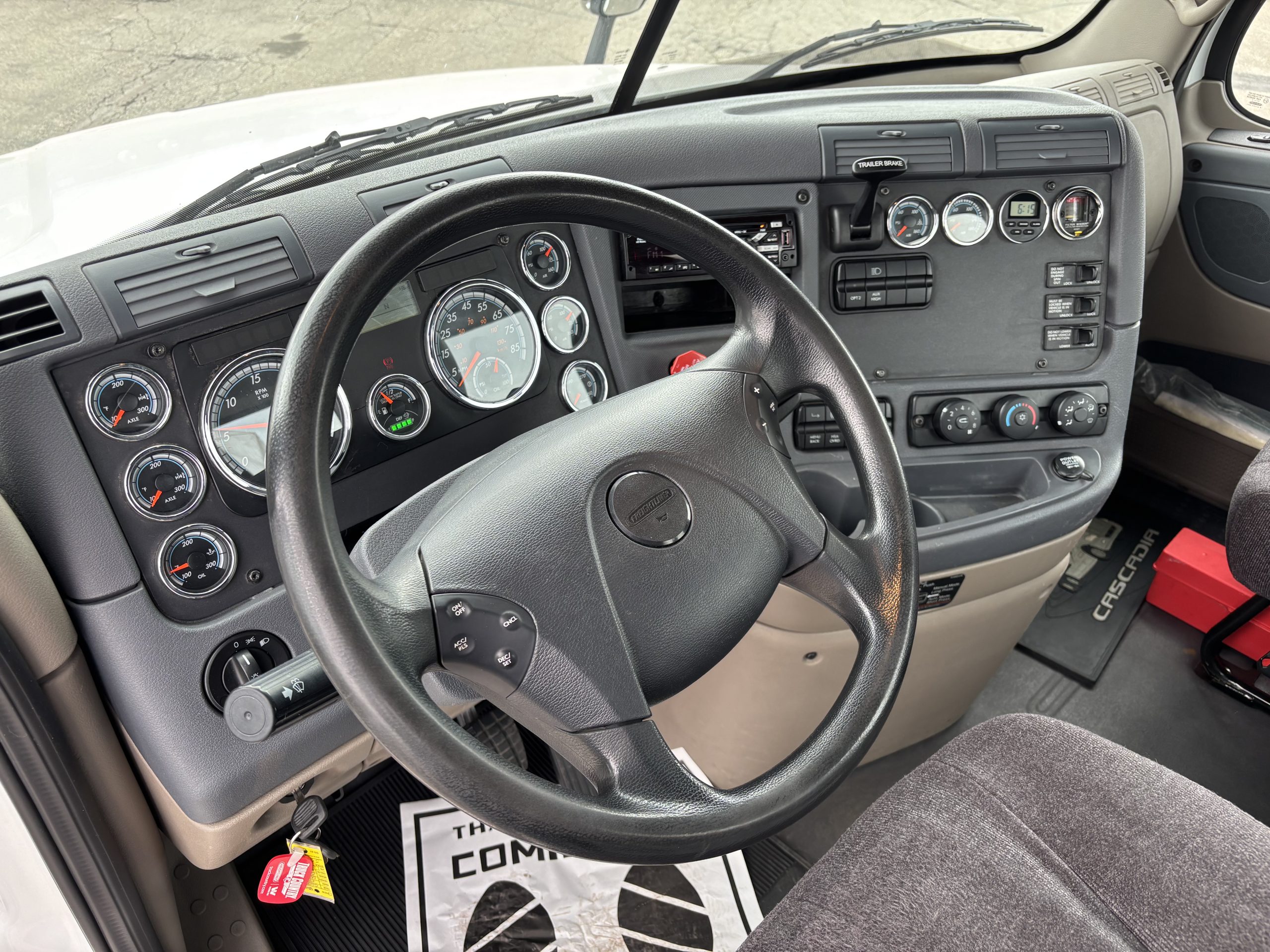 2018 Freightliner CA125 2018 Freightliner CA125 - image 4 of 6