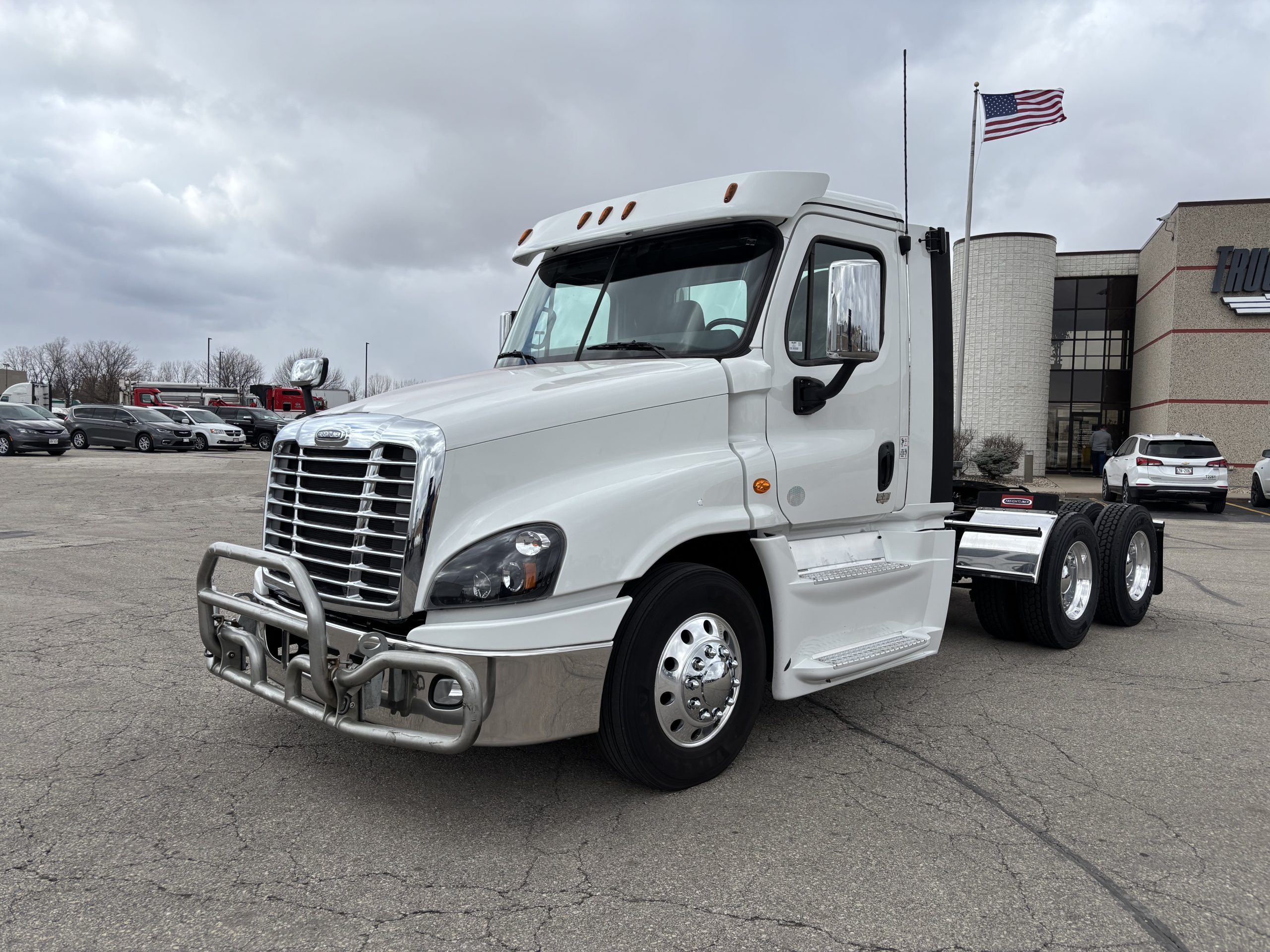 2018 Freightliner CA125 2018 Freightliner CA125 - image 1 of 6