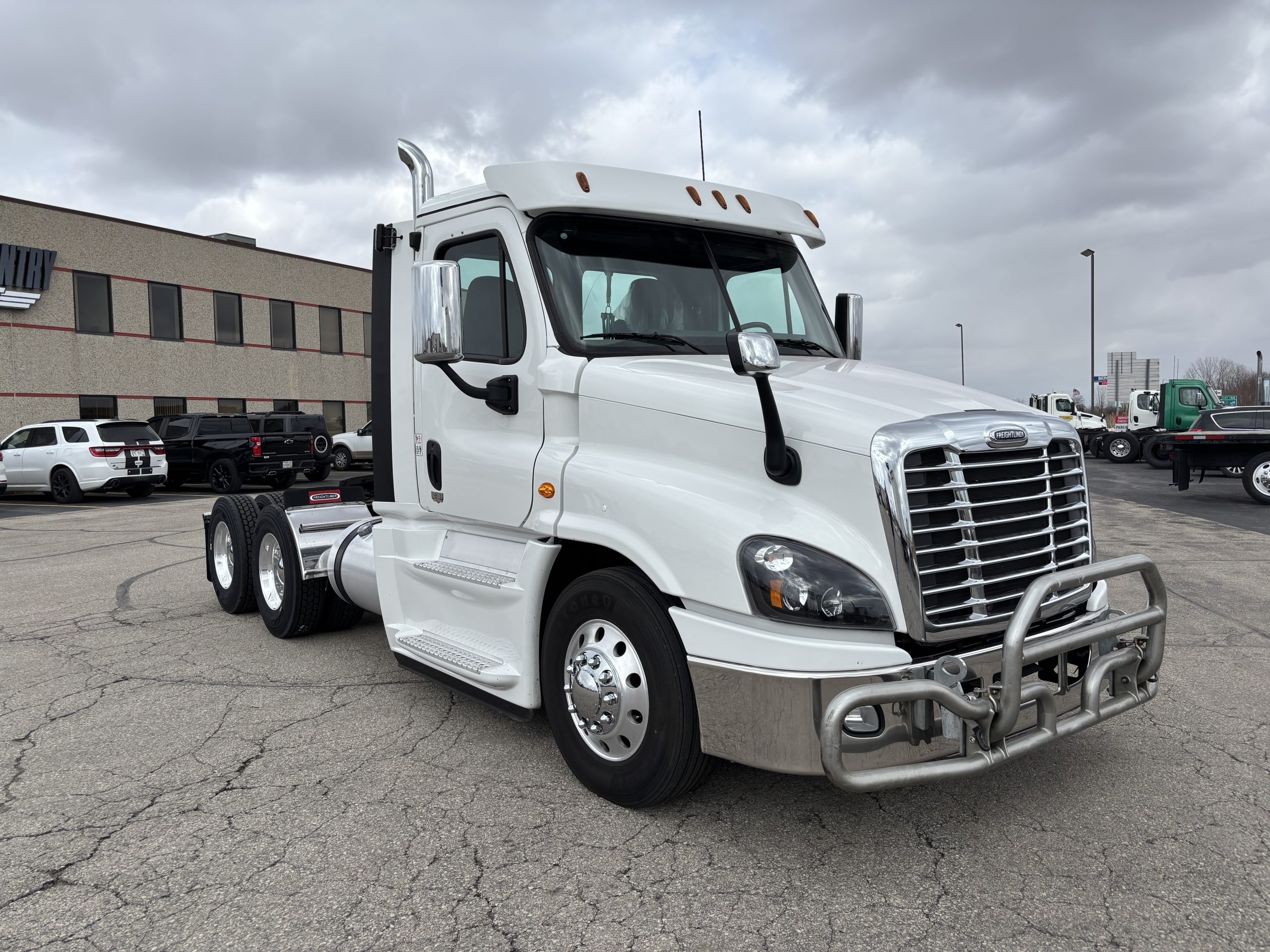 2018 Freightliner CA125 2018 Freightliner CA125 - image 3 of 6