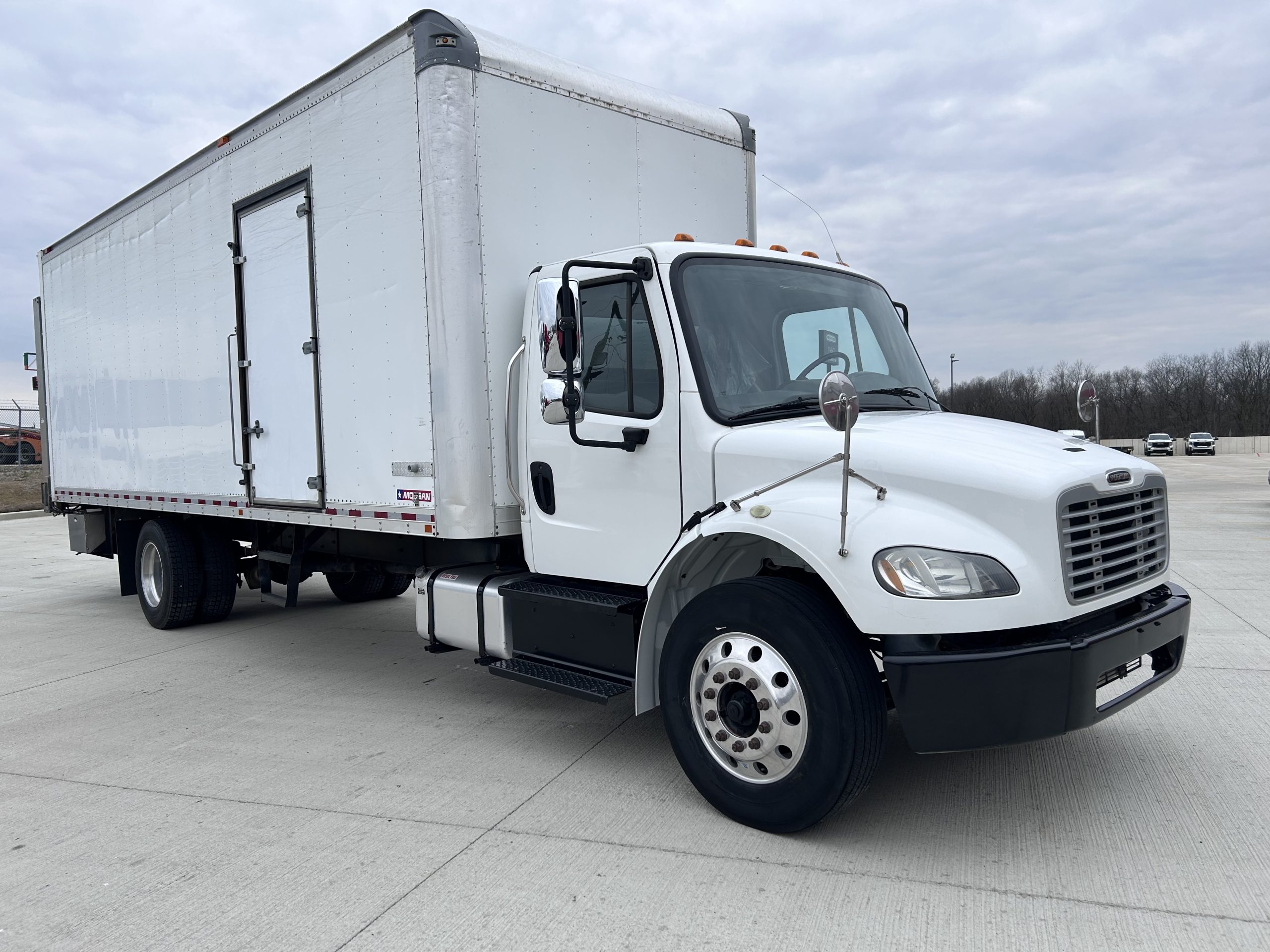 2019 Freightliner M2 106 2019 Freightliner M2 106 - image 2 of 4