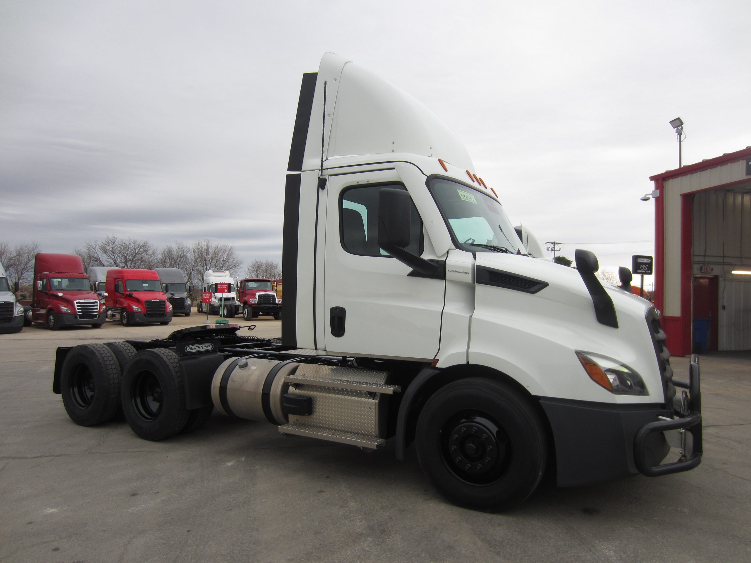 2021 Freightliner PE116DC 2021 Freightliner PE116DC - image 3 of 6