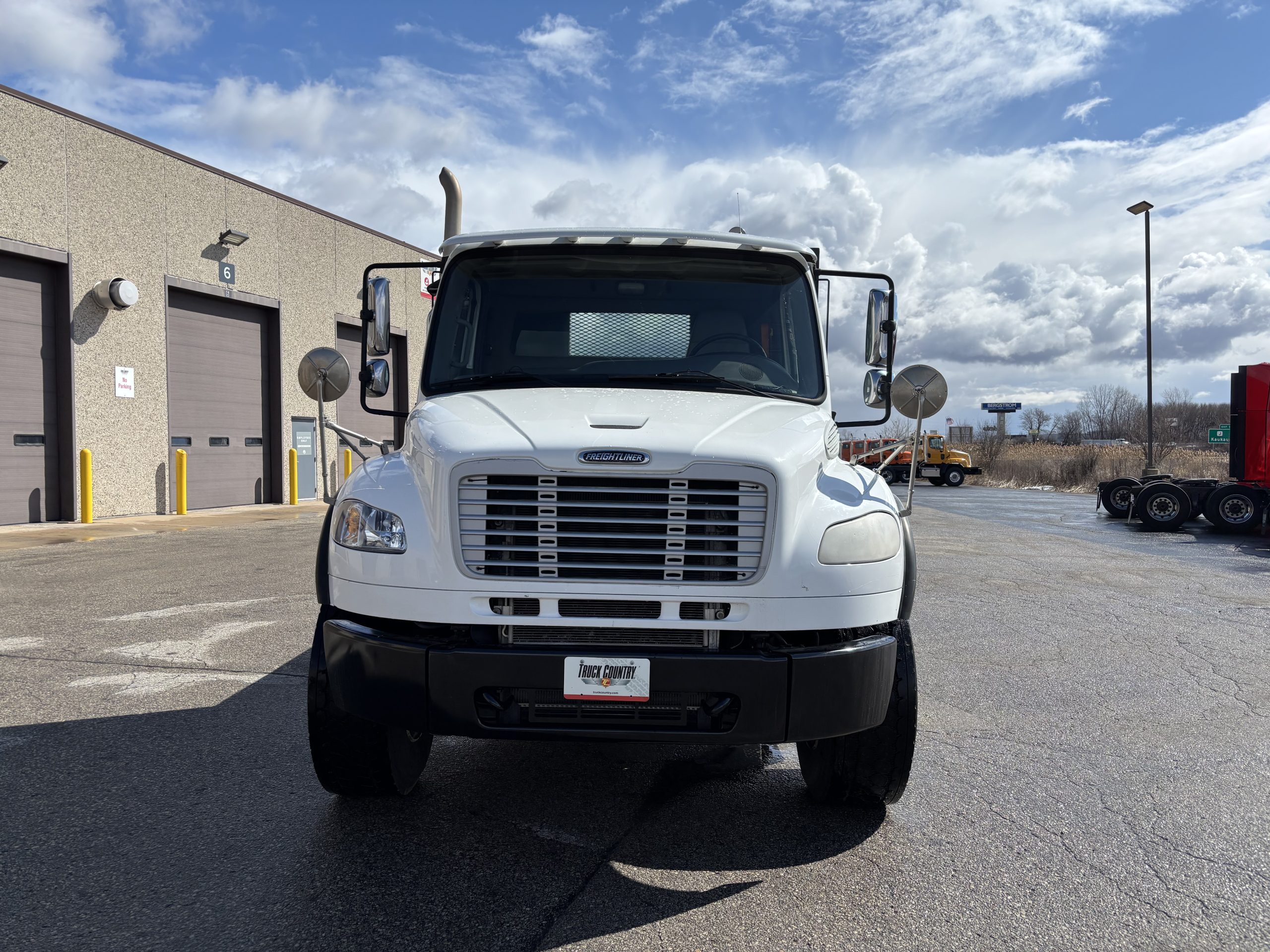 2015 Freightliner M280 2015 Freightliner M280 - image 2 of 6