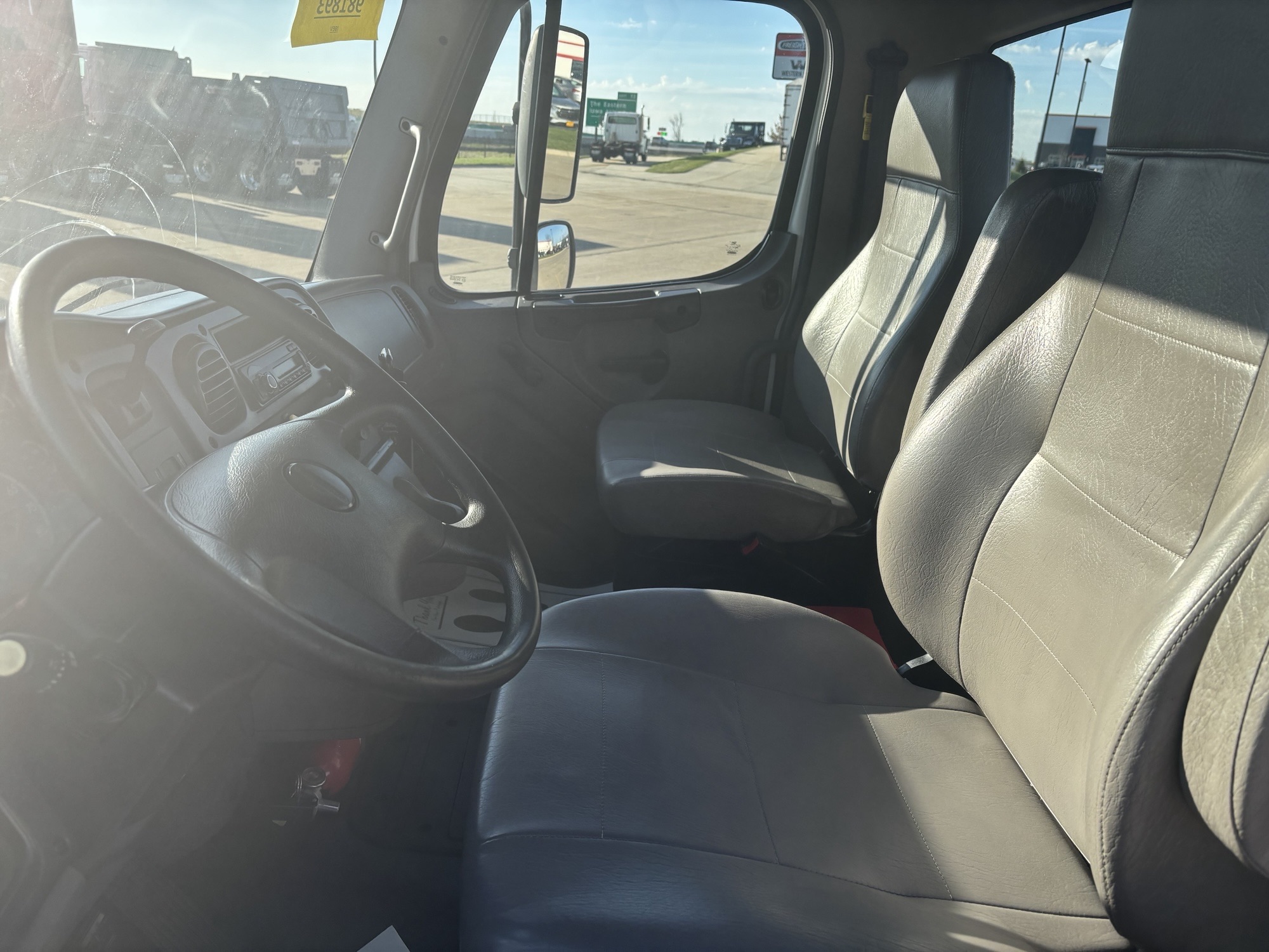 2017 Freightliner M2 106 2017 Freightliner M2 106 - image 5 of 6