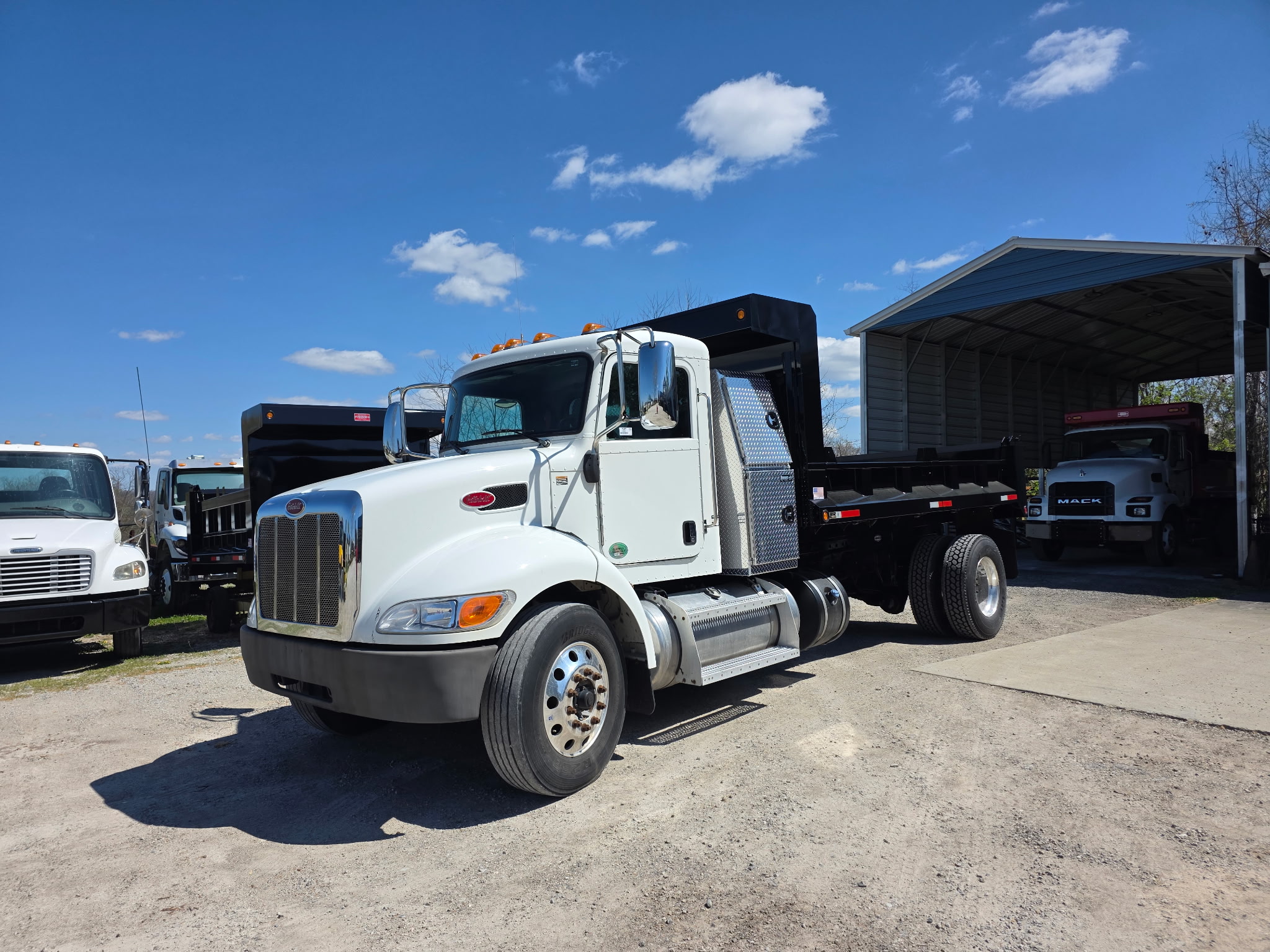 2021 Peterbilt 337 2021 Peterbilt 337 - image 1 of 2