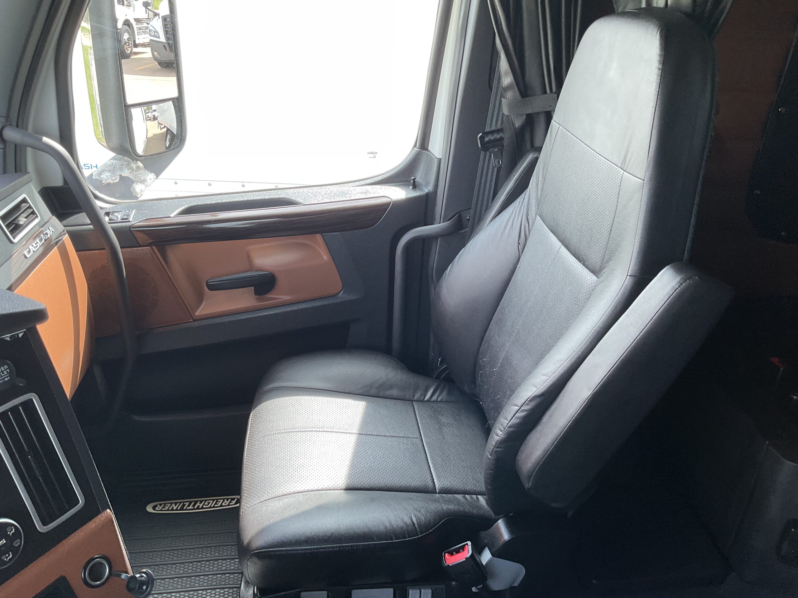 2022 Freightliner PT126SLP 2022 Freightliner PT126SLP - image 5 of 6