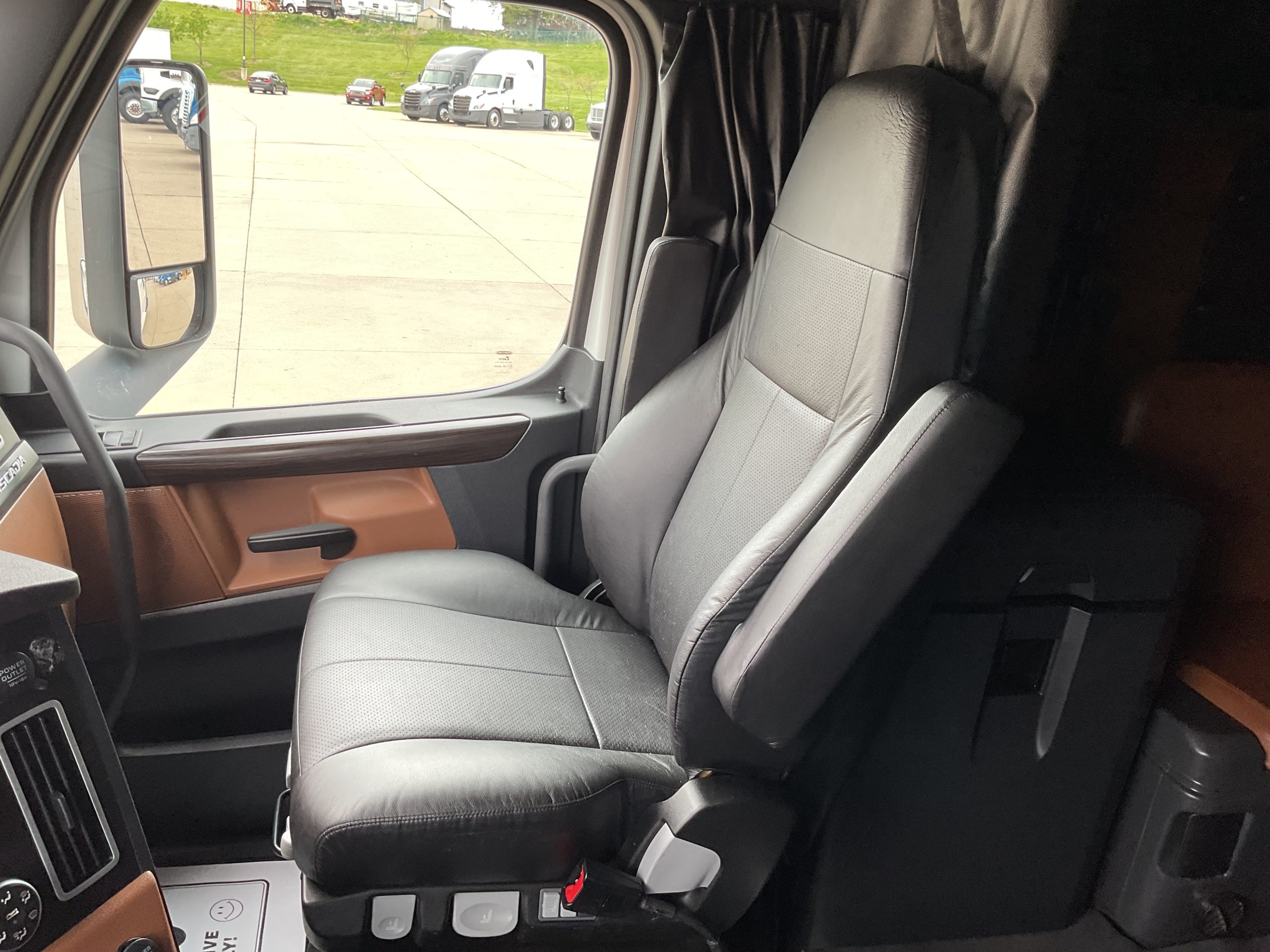 2022 Freightliner PT126SLP 2022 Freightliner PT126SLP - image 5 of 6