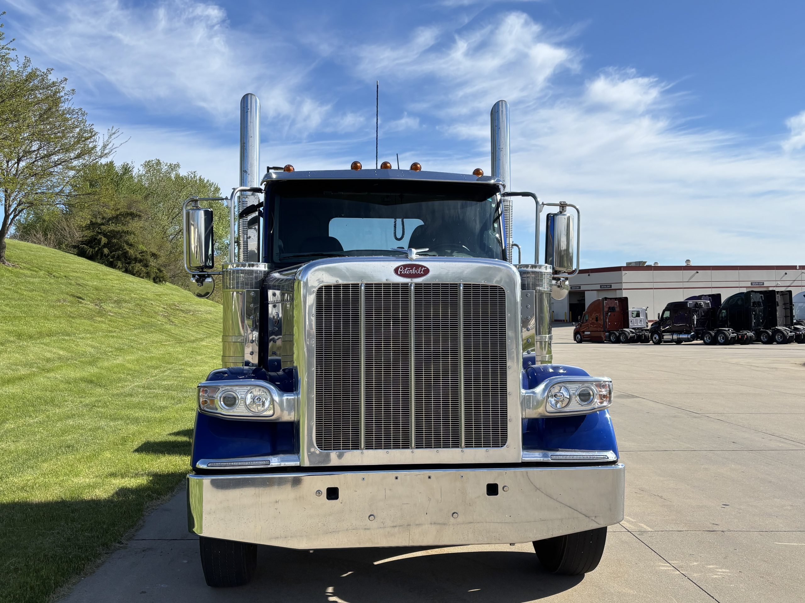 2025 Peterbilt 587 2025 Peterbilt 587 - image 2 of 6