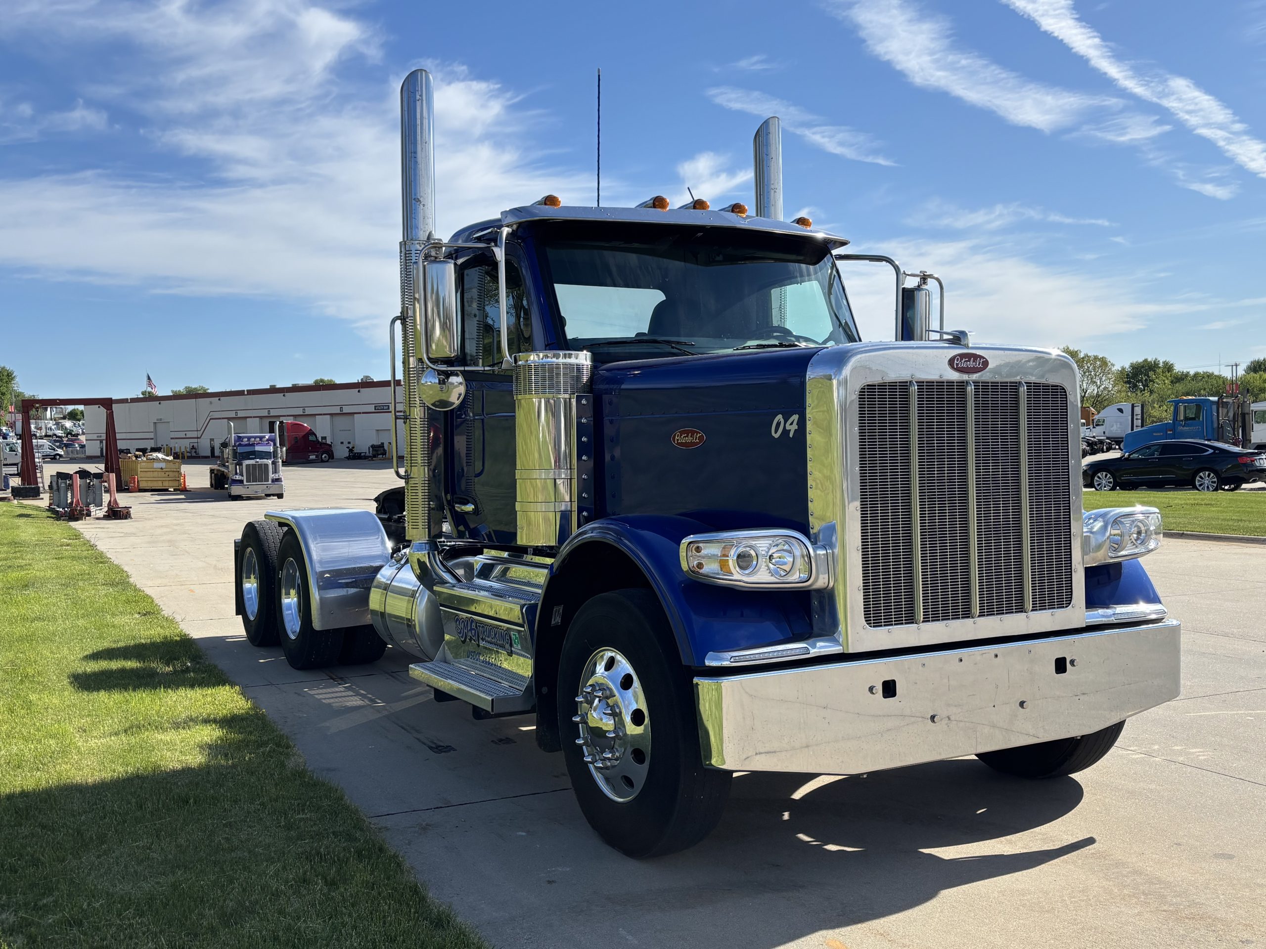 2025 Peterbilt 587 2025 Peterbilt 587 - image 3 of 6