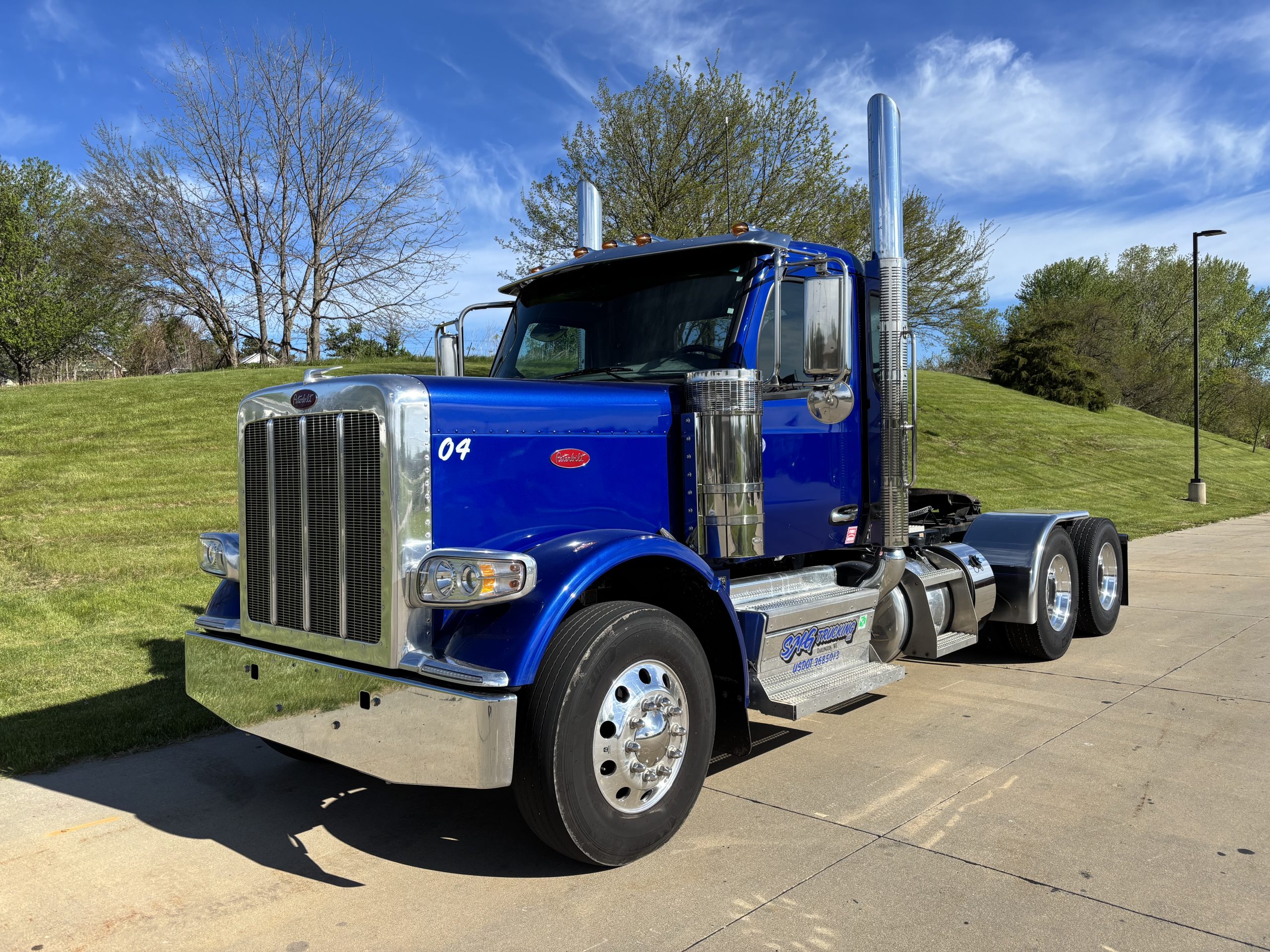 2025 Peterbilt 587 2025 Peterbilt 587 - image 1 of 6