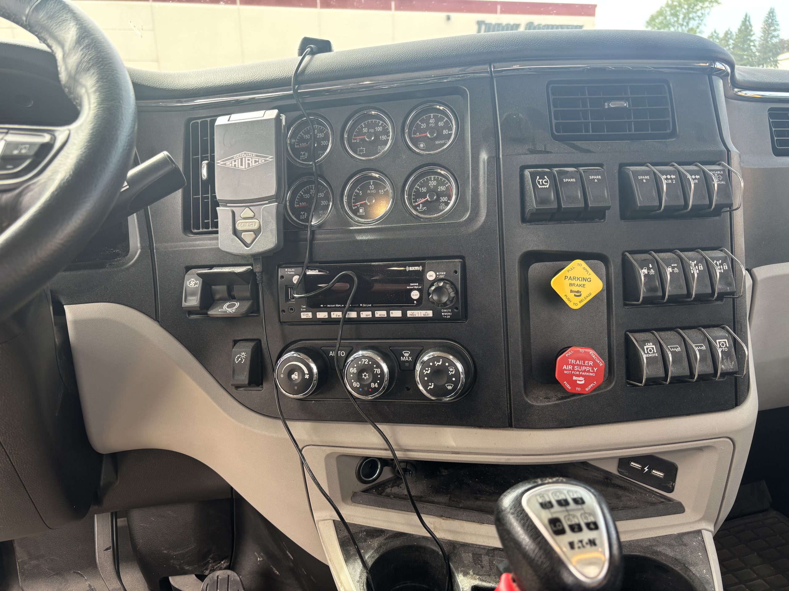 2025 Peterbilt 587 2025 Peterbilt 587 - image 5 of 6