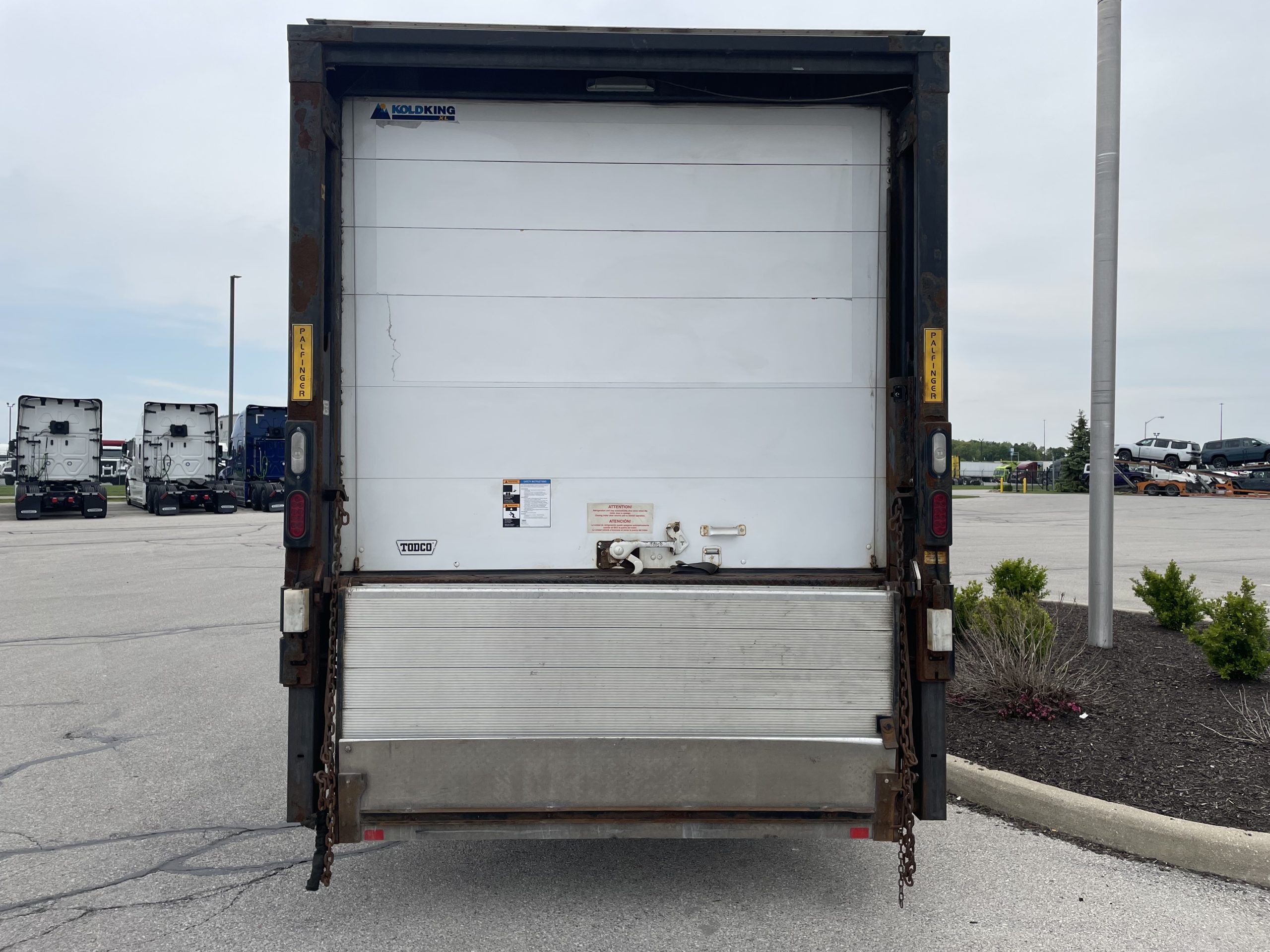 2016 Hino 268 2016 Hino 268 - image 4 of 6