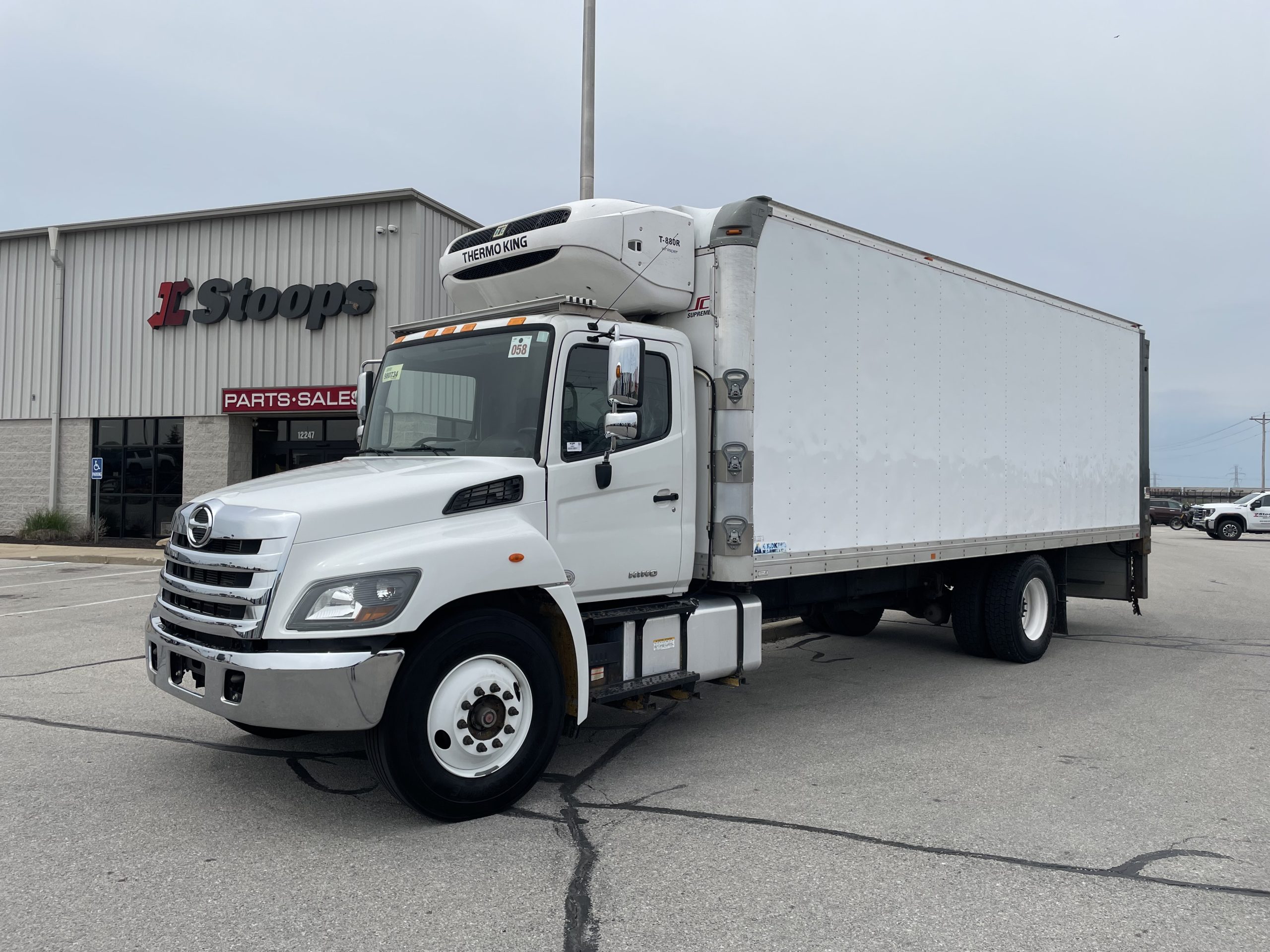 2016 Hino 268 2016 Hino 268 - image 5 of 6