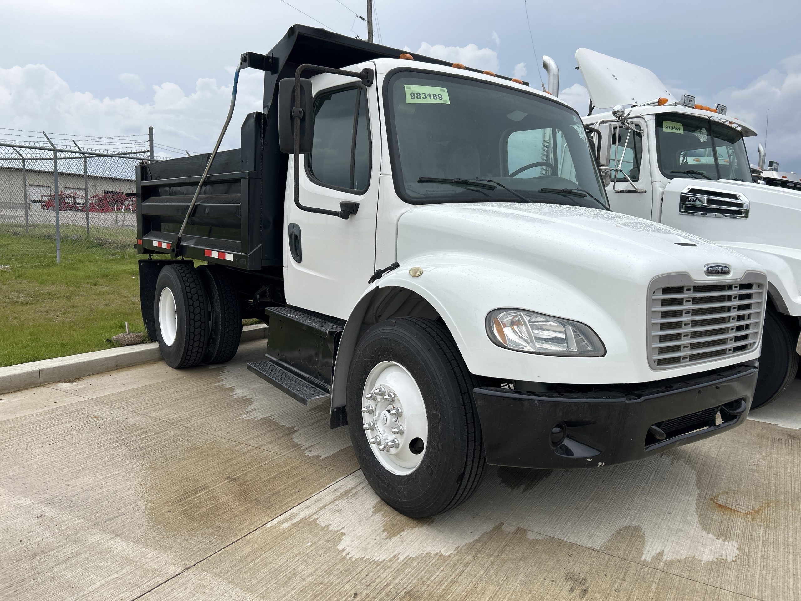2017 Freightliner M2 106 2017 Freightliner M2 106 - image 2 of 4