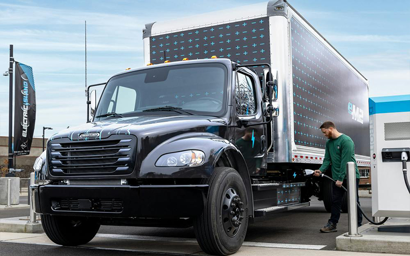 Freightliner eM2 5i8a0659-ret_rgb_1000x1000_em2-efill-charger Freightliner eM2 5i8a0659-ret_rgb_1000x1000_em2-efill-charger
