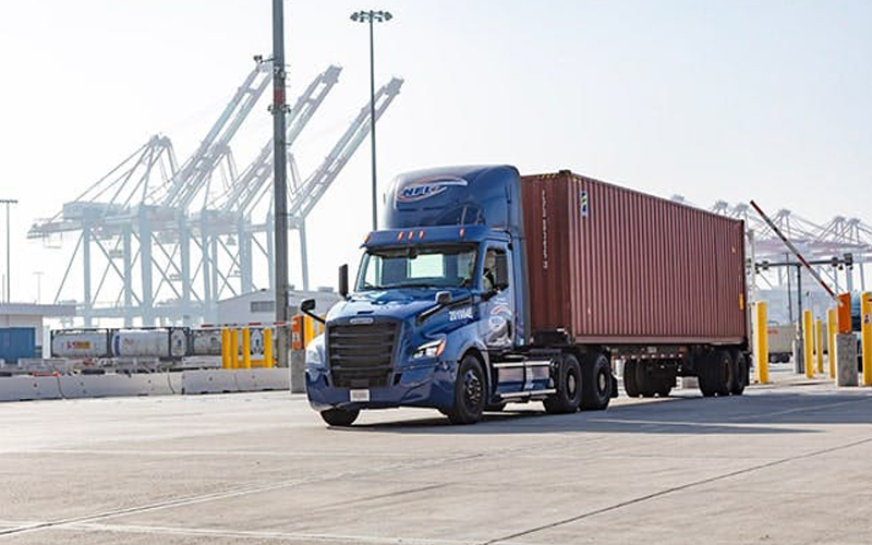 Freightliner eM2 ecascadiaport1-min Freightliner eM2 ecascadiaport1-min
